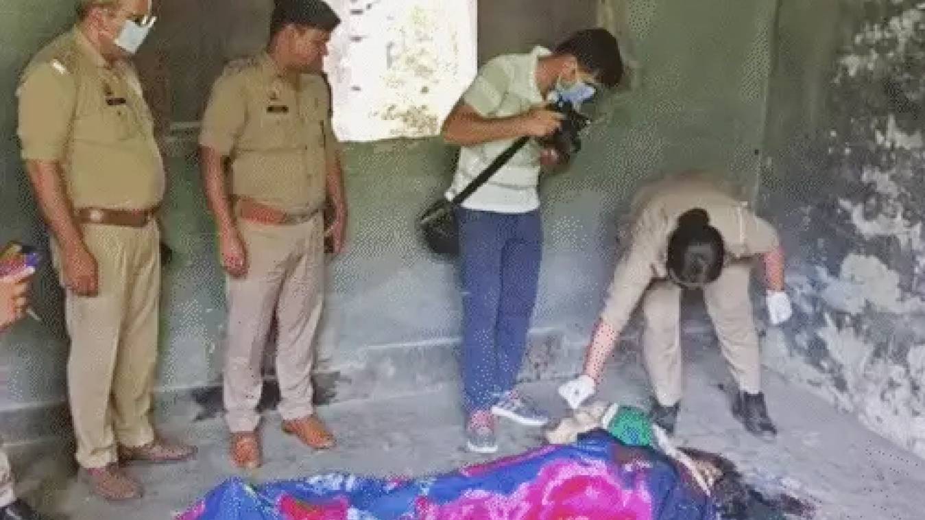 ईंट से कूचकर युवती की हत्या, अर्धनग्न हालत में मिला शव, रेप के बाद मर्डर की आशंका 