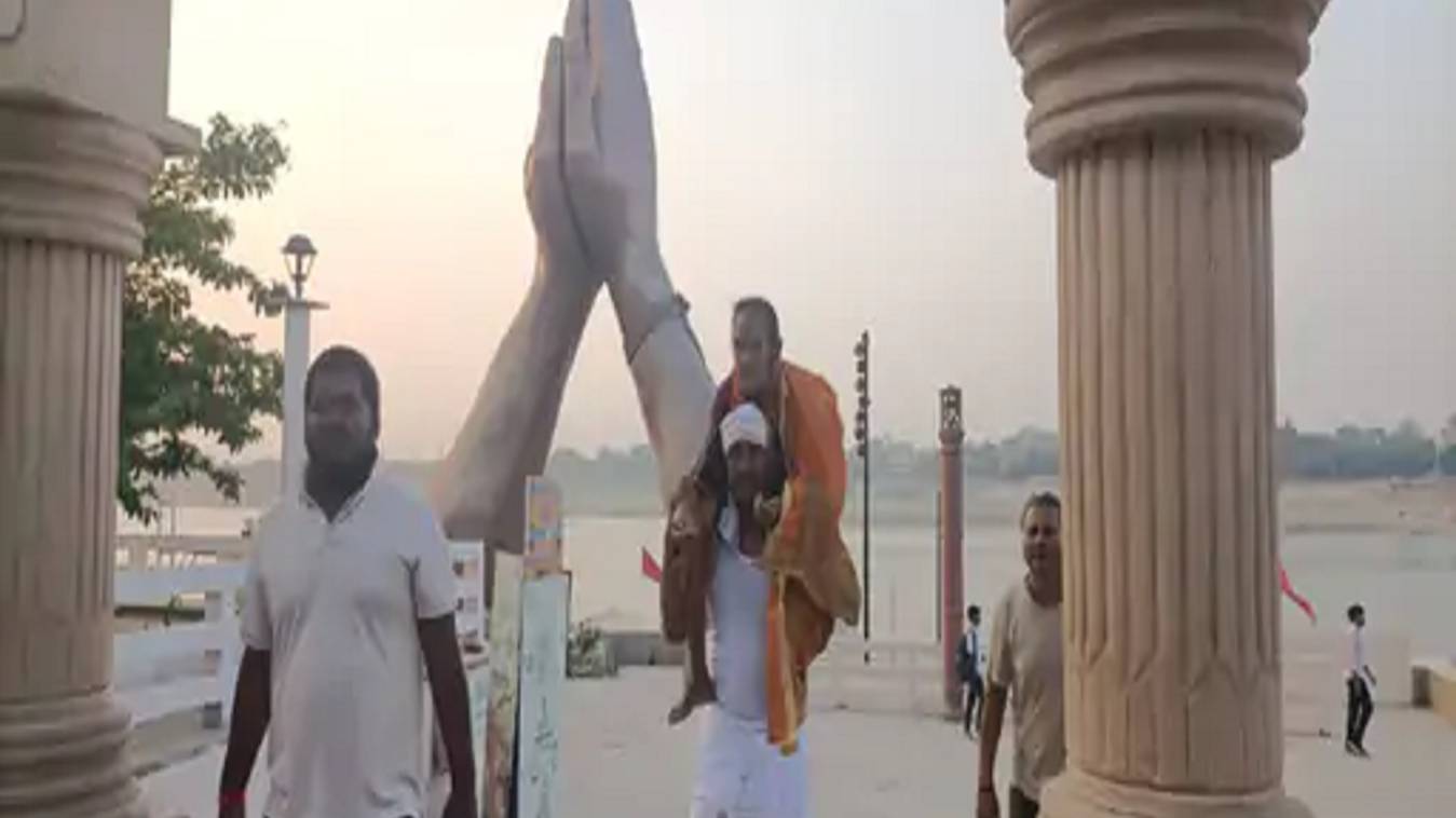 श्रवण कुमार की मिसाल बने बिहार के राणा प्रताप सिंह, 90 साल की बुजुर्ग मां को कंधे पर बैठाकर पहुंचे काशी, बाबा विश्वनाथ का कराया दर्शन