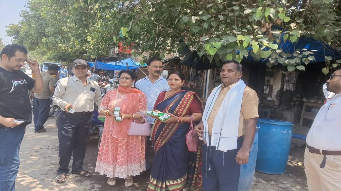 "नादान परिंदों" ने राहगीरों की बुझाई प्यास, लंका पर बांटी गई लस्सी व छाछ