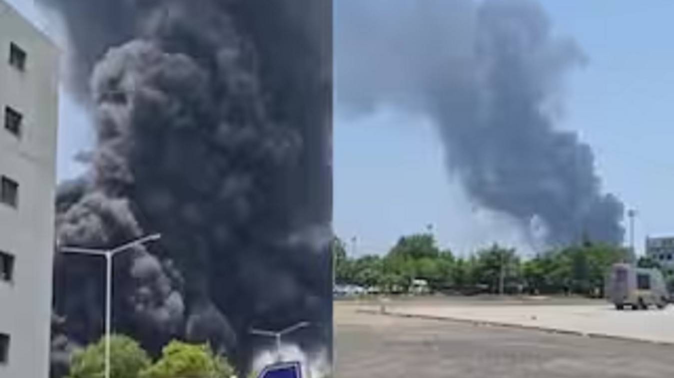 अहमदाबाद में बड़ा विमान हादसा: एअर इंडिया का प्लेन क्रैश, गुजरात के पूर्व CM विजय रूपाणी समेत 242 लोग सवार थे