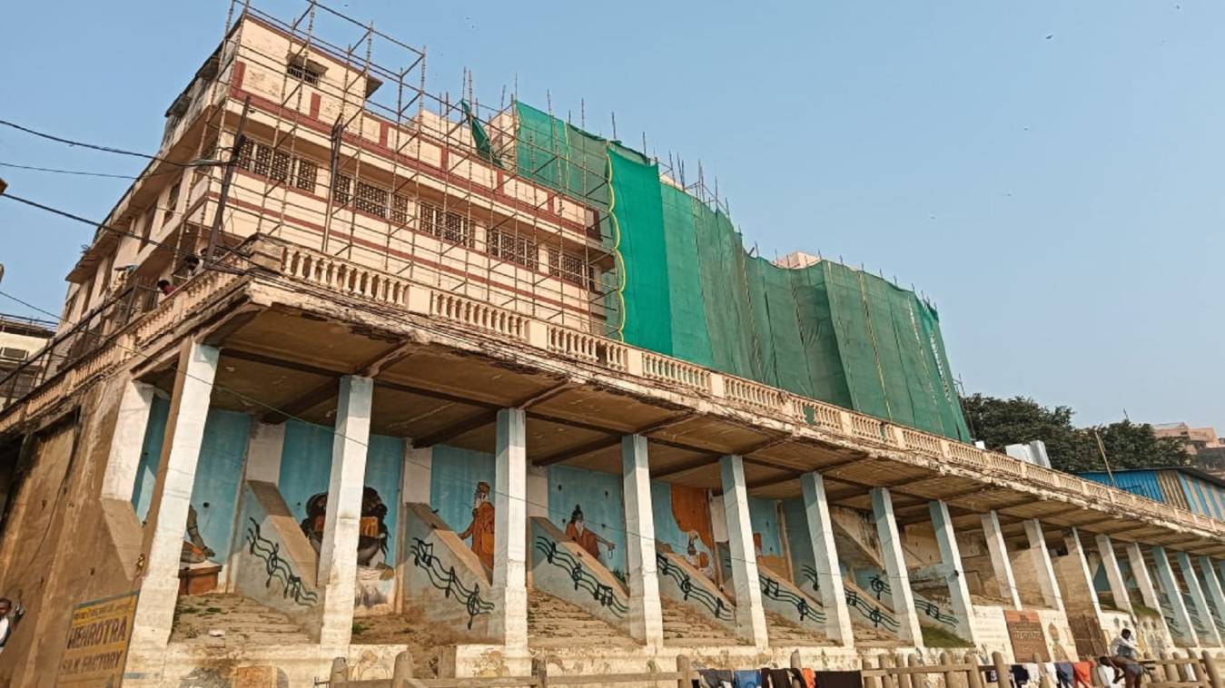 नेता, अफ़सर और दलाल...सबने  बिकवा दिया अस्पताल