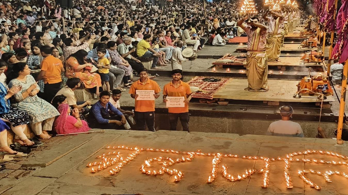 काशी के दशाश्वमेध घाट पर अहमदाबाद हादसे के पीड़ितों को श्रद्धांजलि, 1100 दीप जलाकर दी अंतिम विदाई