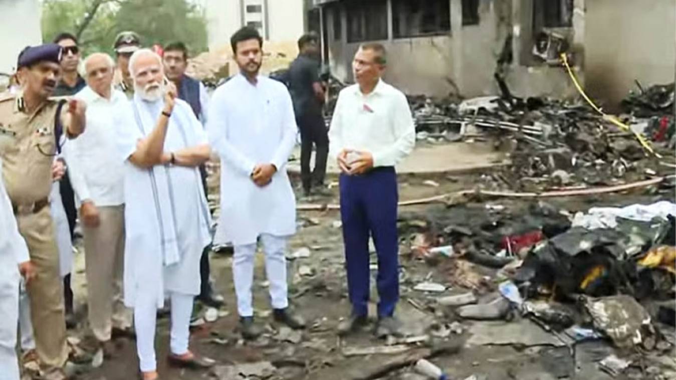 विमान दुर्घटनास्थल पहुंचे पीएम मोदी, मंत्री-अधिकारियों से ली जानकारी