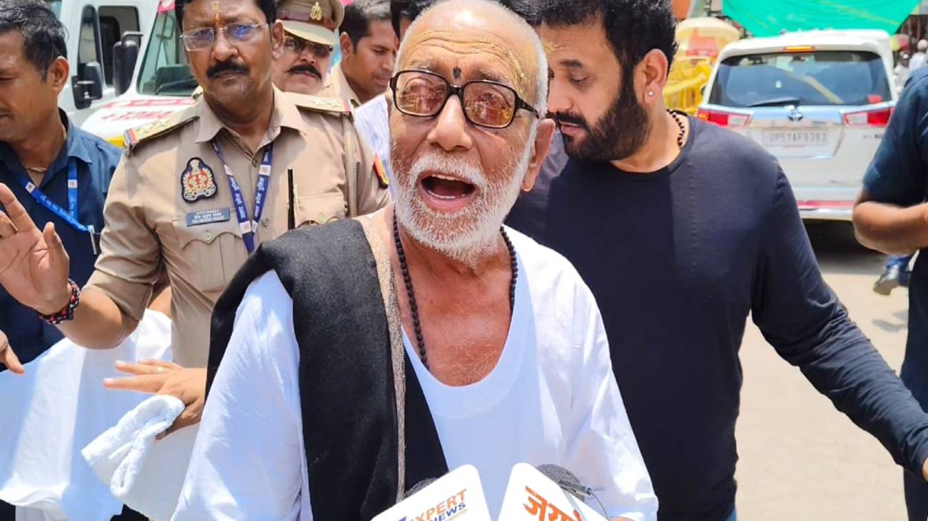 मोरारी बापू ने बाबा दरबार में किया दर्शन पूजन, रुद्राक्ष कन्वेंशन सेंटर में आज सुनाएंगे मानस सिंदूर