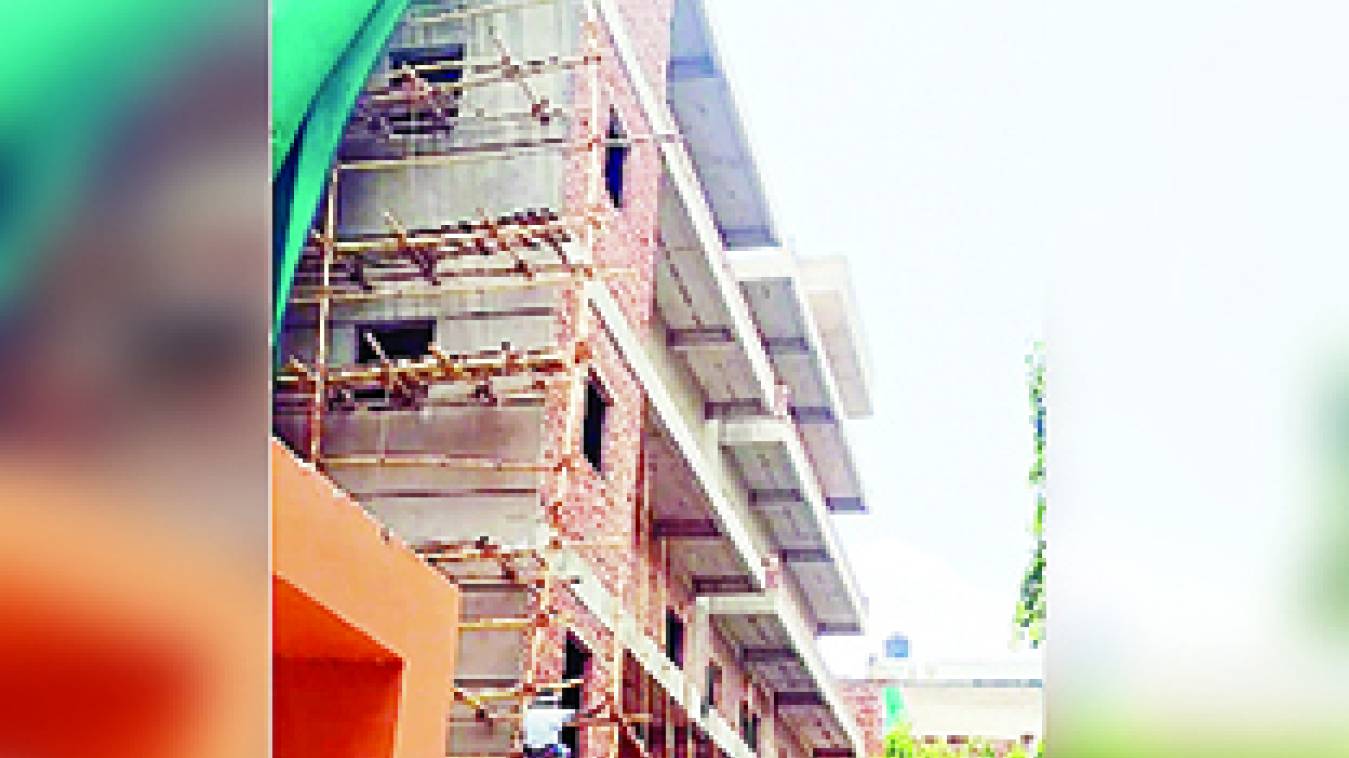 आयुक्त महोदय ! जरा गौर फरमाइए....विकास प्राधिकरण ने ही जारी किया ध्वस्तीकरण का आदेश... फिर भी धड़ल्ले से हो रहा निर्माण