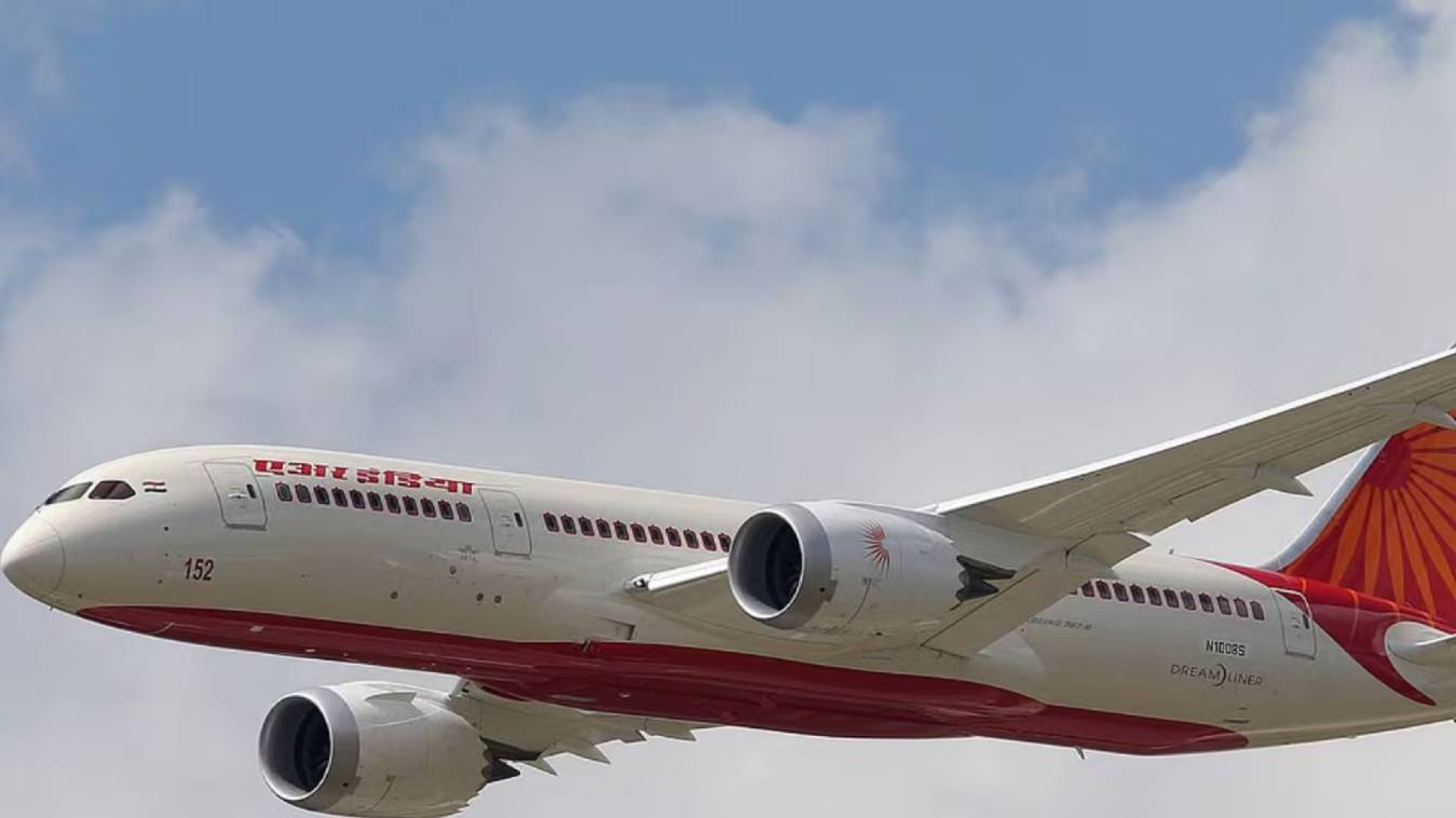 इंटरनेशनल फ्लाइट की वाराणसी में इमरजेंसी लैंडिंग, इंडोनेशिया से जा रहा था दिल्ली 