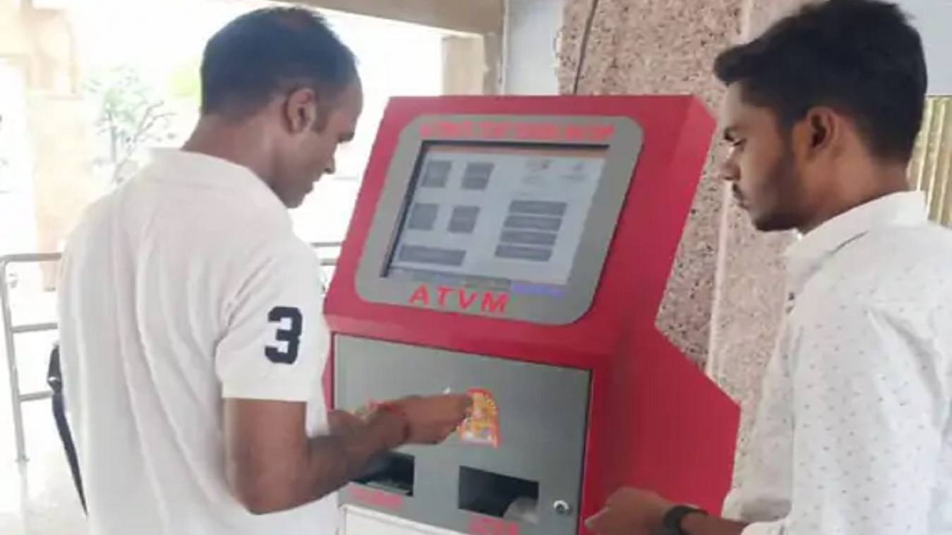 कैंट स्टेशन से फर्जी जनरल टिकट की बिक्री में आरोपी गिरफ्तार, दर्ज हुई थी FIR