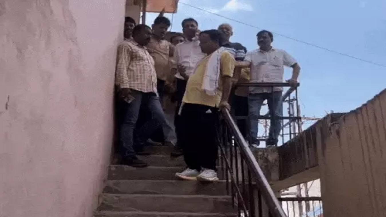 सप्तसागर दवा मंडी के व्यापारियों ने मैदागिन उपकेंद्र का घेराव किया, बोले व्यापारी - अघोषित बिजली कटौती से जीवन रक्षक दवाओं को बचाना संकट