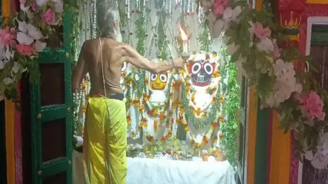  भगवान जगन्नाथ 15 दिन बाद हुए स्वस्थ, काशीवासियों को दिया दर्शन,आरती के बाद परवल से बने व्यंजकों का लगा भोग