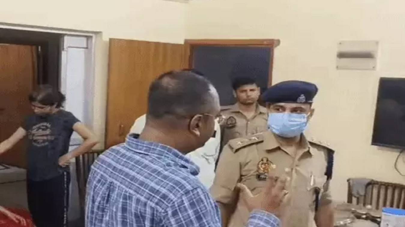 वाराणसी में रिटायर्ड पुलिस इंस्पेक्टर ने खुद को मारी गोली, कॉलोनी में मचा हड़कंप 