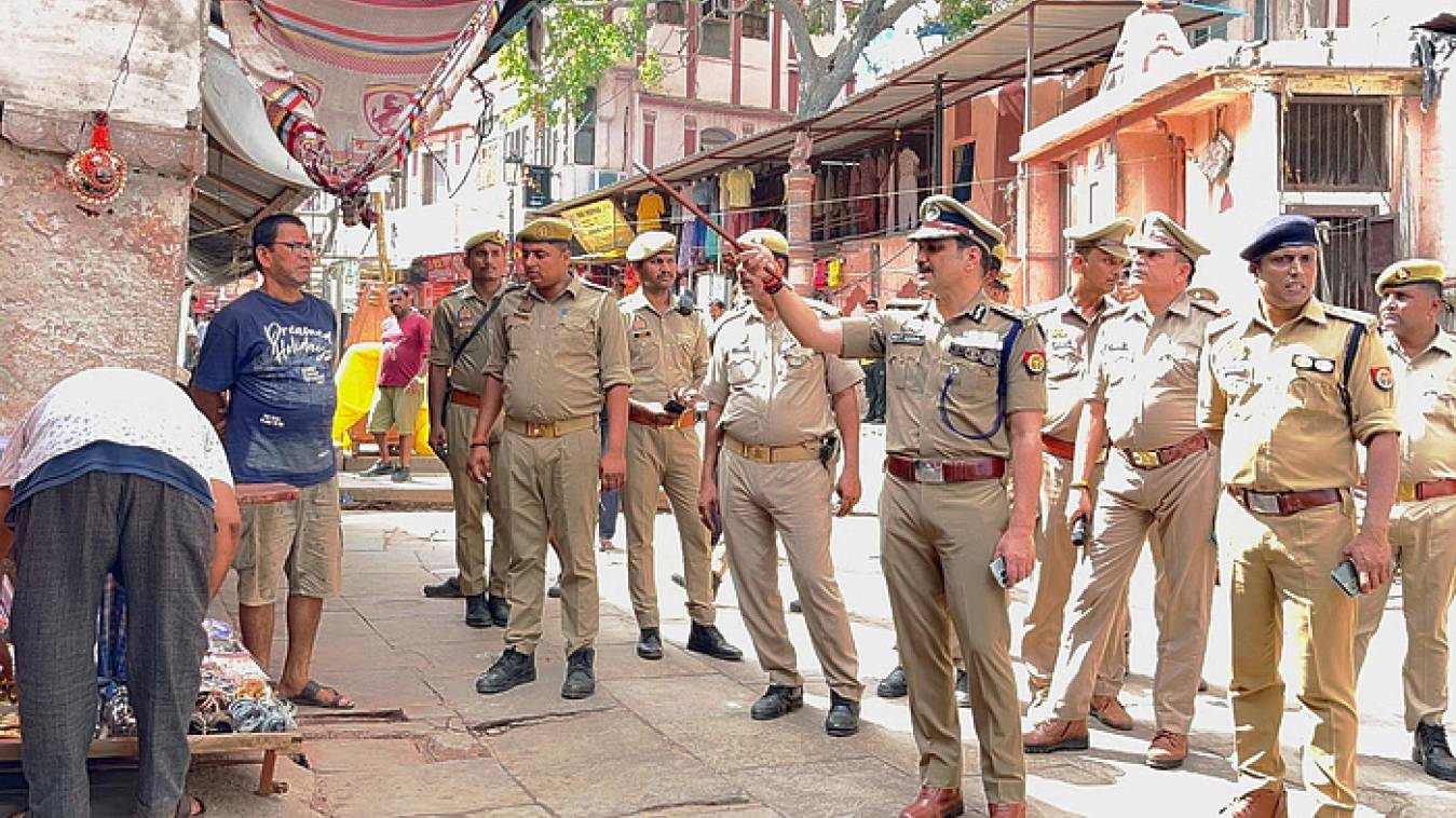 अतिक्रमण के खिलाफ एक्शन: सड़क पर उतरे पुलिस आयुक्त, कई दुकानदारों व थाना प्रभारी को दी चेतावनी