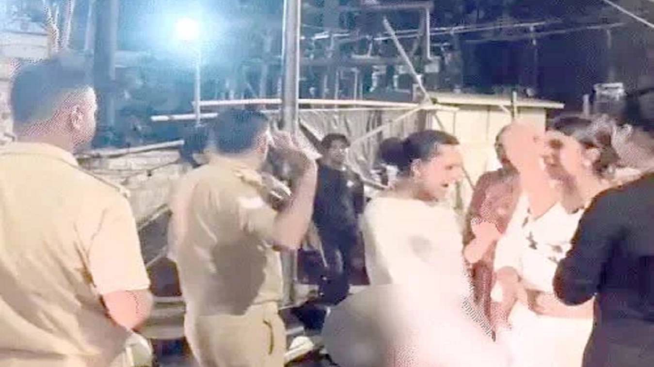 अवैध वसूली को लेकर किन्नरों के दो गुटों में हुई मारपीट, न्यूड किन्नरों ने आधी रात हाईवे पर हंगामा 