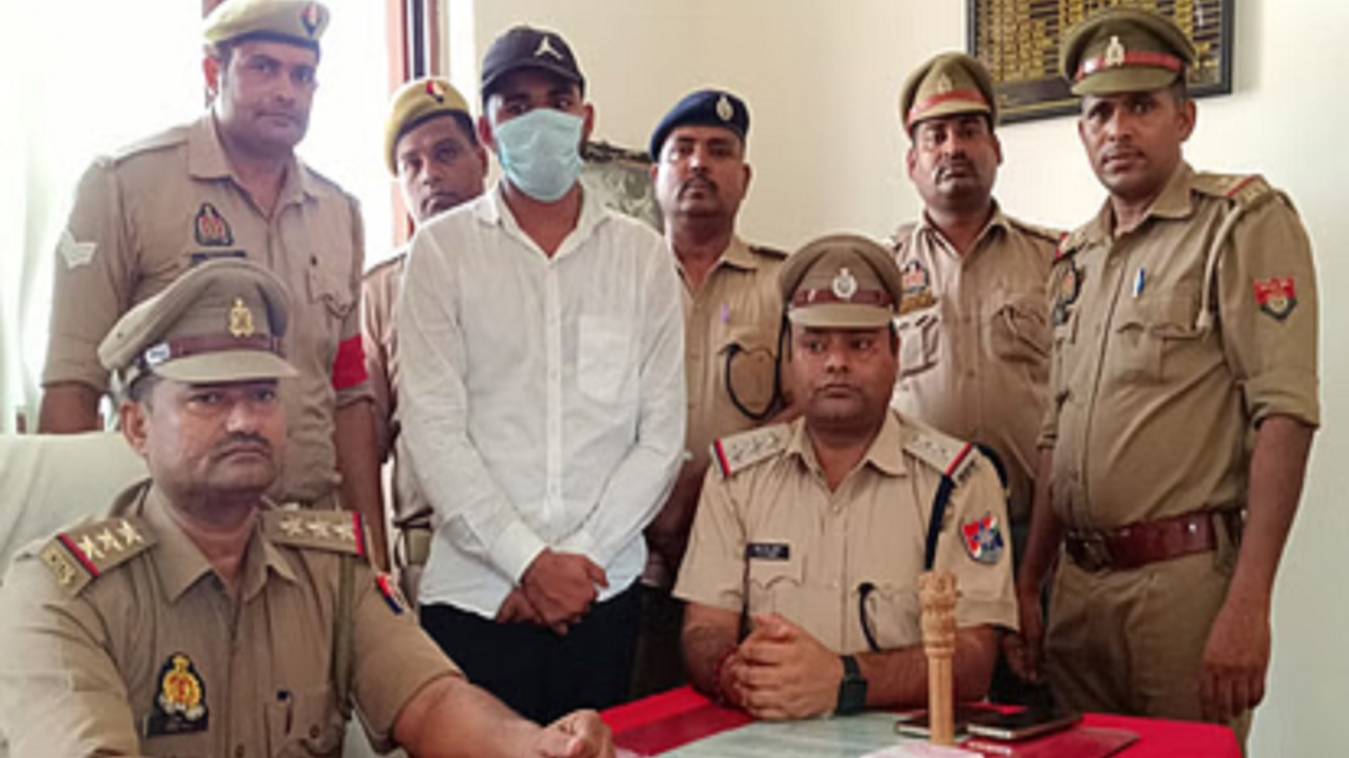 वाराणसी में प्रेमिका से शादी के लिए बन गया फर्जी टीटीई ,जीआरपी ने स्टेशन से किया गिरफ्तार