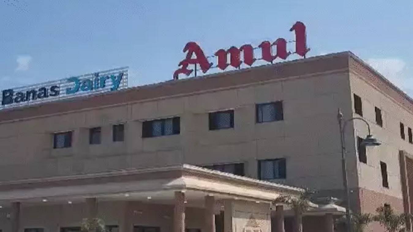 वाराणसी में अमूल फ्रेंचाइजी होल्डर से दिनदहाड़े हथियारों के बल पर 6 लााख की लूट, CCTV फुटेज खंगाल रही पुलिस