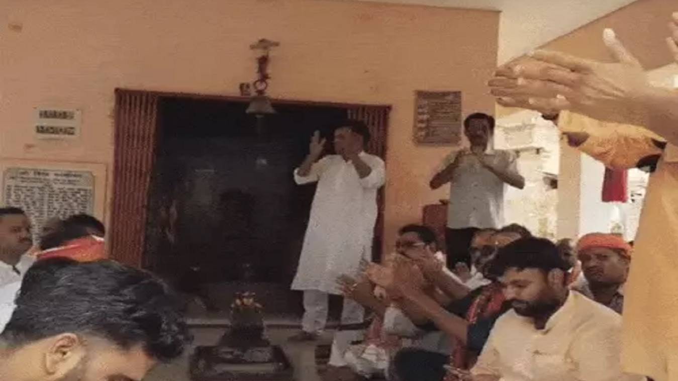 वाराणसी में मंदिर के रास्ते पर बनी दीवार को लेकर बजरंग दल का विरोध प्रदर्शन 