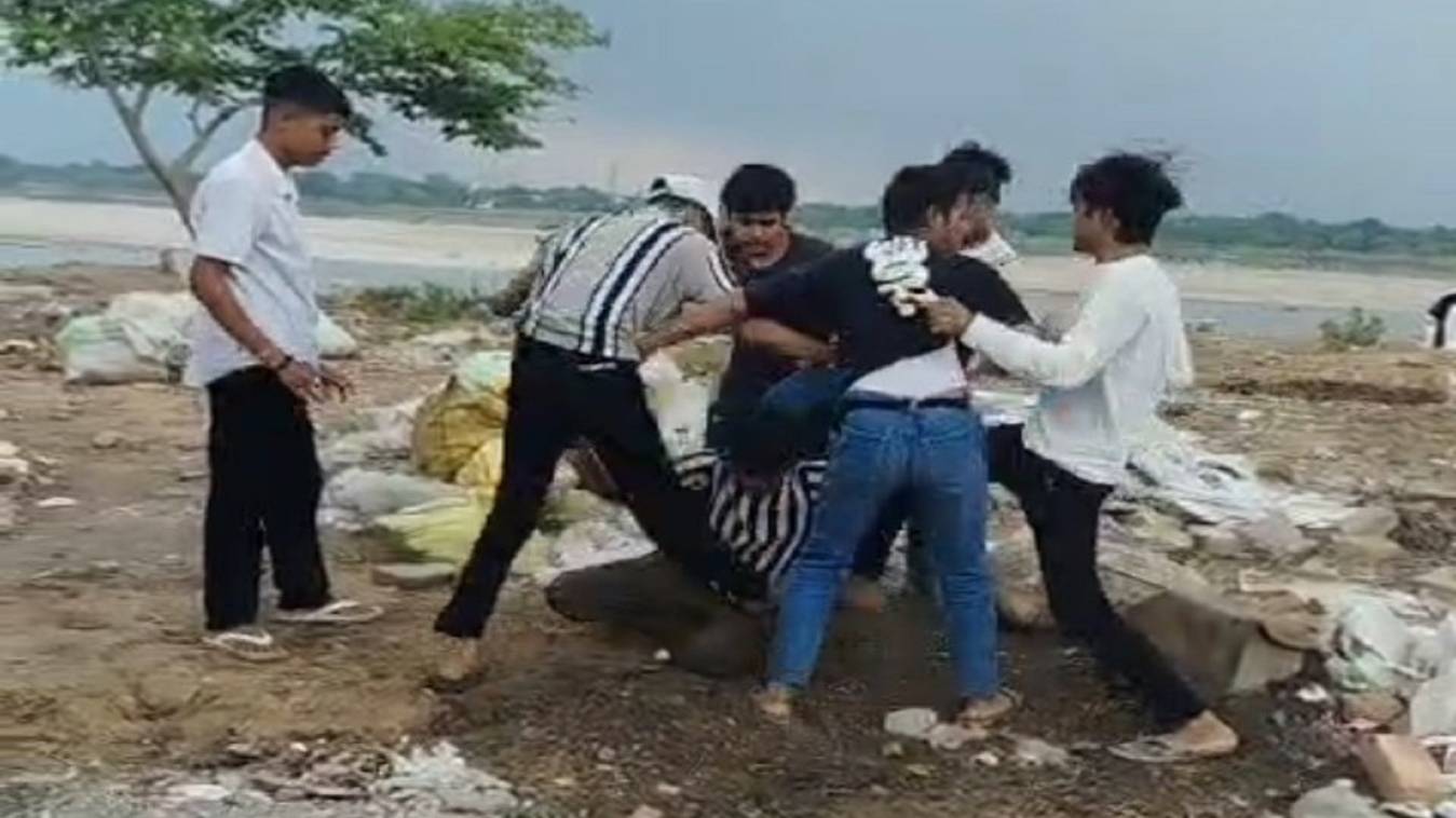 मिर्जापुर में दबंगों ने मामूली विवाद में किशोर को बेहरमी से पीटा, हाथ जोड़कर माफी मांगता रहा पीड़ित, वीडियों वायरल 