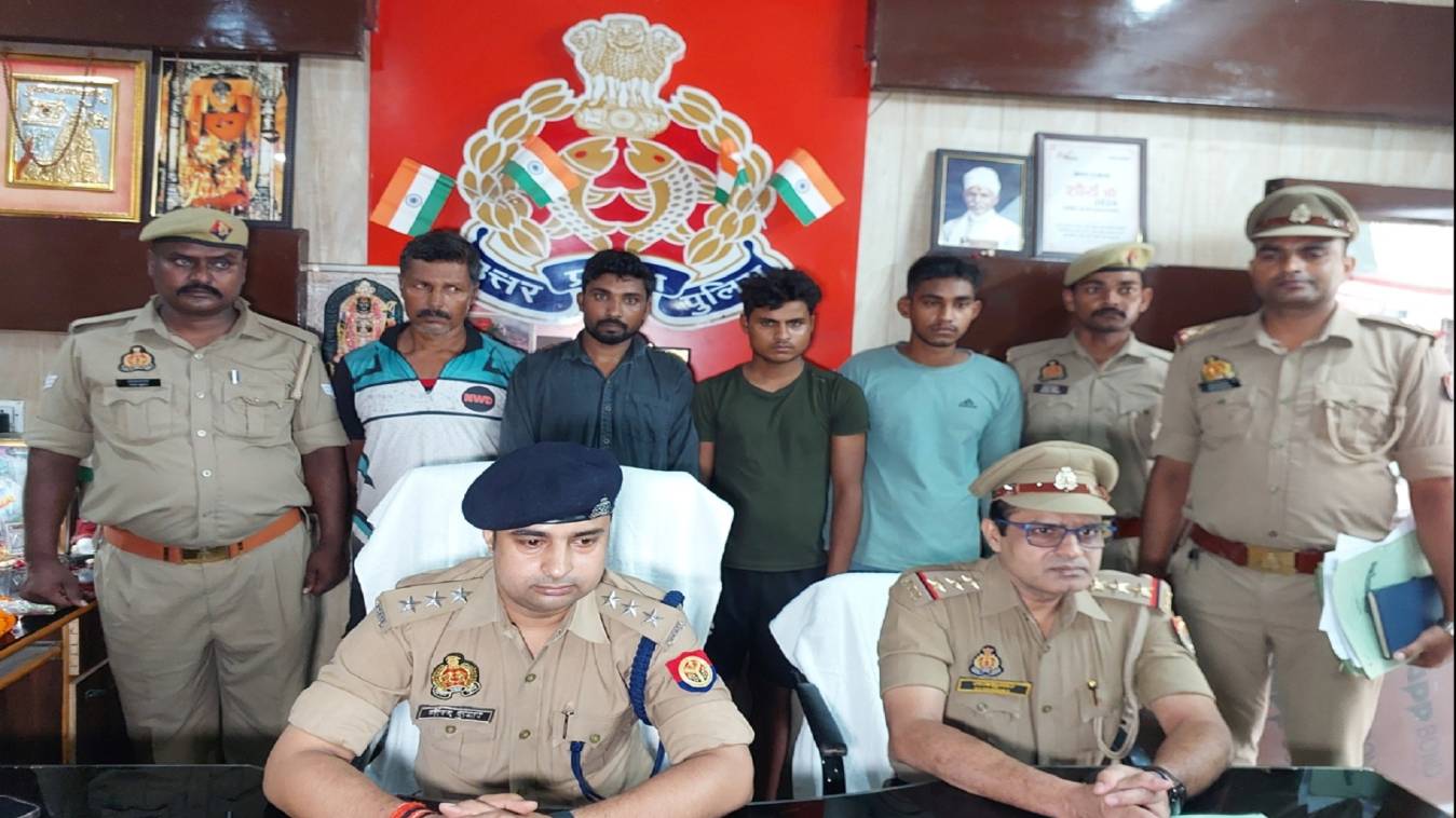 वाराणसी में गौशाला की आड़ ने हो रही थी पशुओं की तस्करी, पुलिस ने छापेमारी कर 58 गोवंश के साथ चार आरोपियों किया गिरफ्तार