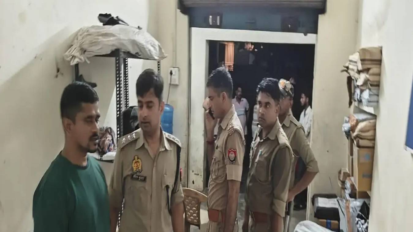 वाराणसी में कोरियर कंपनी के मैनेजर को मारी गोली, पहले काम मांगने आया था आरोपी, मना करने पर झोंका फायर; सीसीटीवी में कैद हुई घटना 