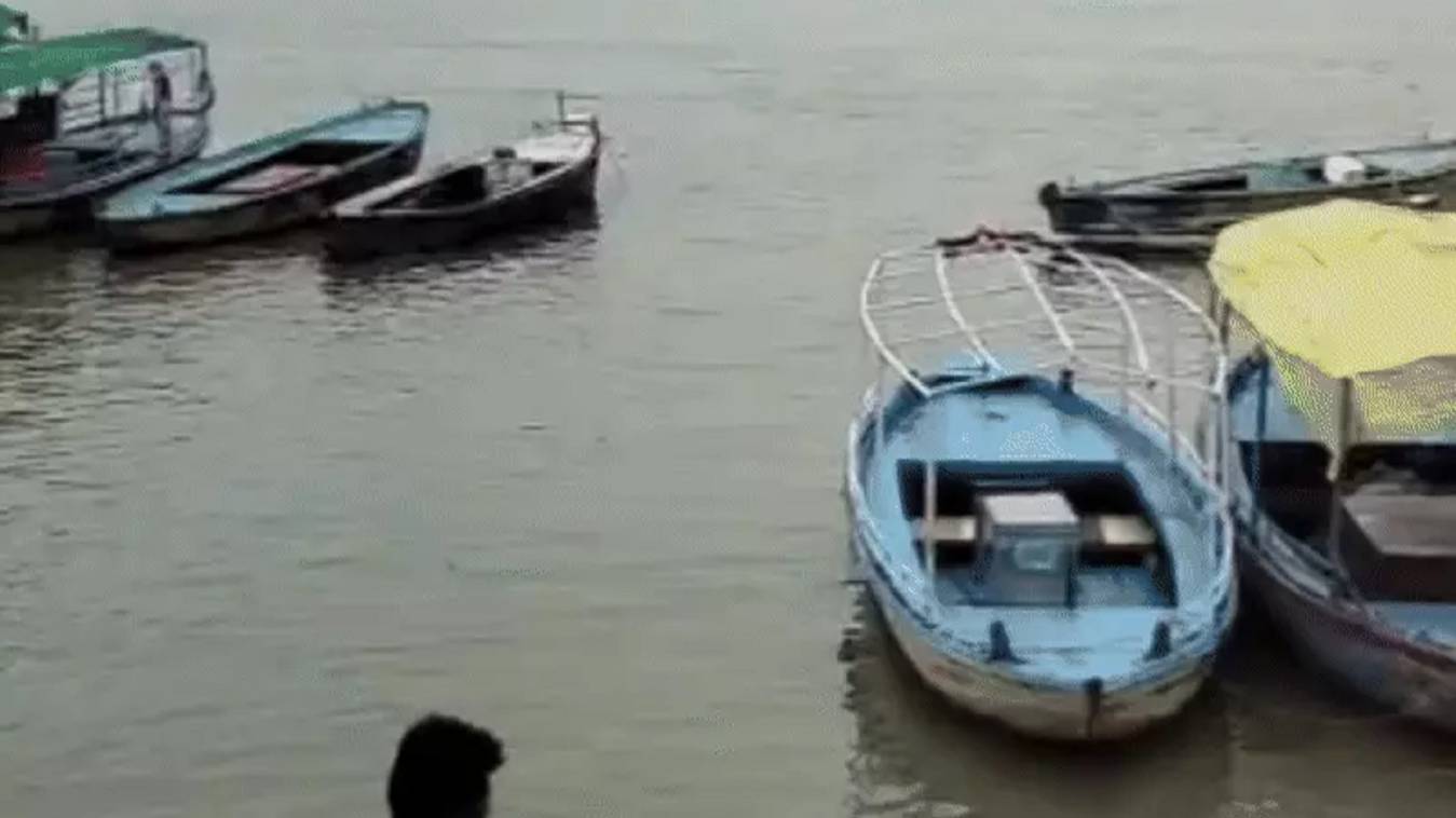  वाराणसी में उफान पर गंगा: बढ़ते जलस्तर को लेकर जल पुलिस अलर्ट, लोगों से कर रही खास अपील