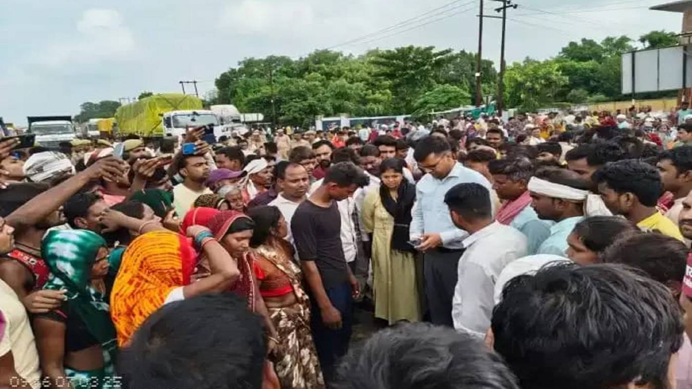 मिर्जामुराद में बीएससी छात्रा की हत्या के बाद बवाल, परिजनों और ग्रामीणों ने वाराणसी-प्रयागराज हाईवे किया चक्का जाम 