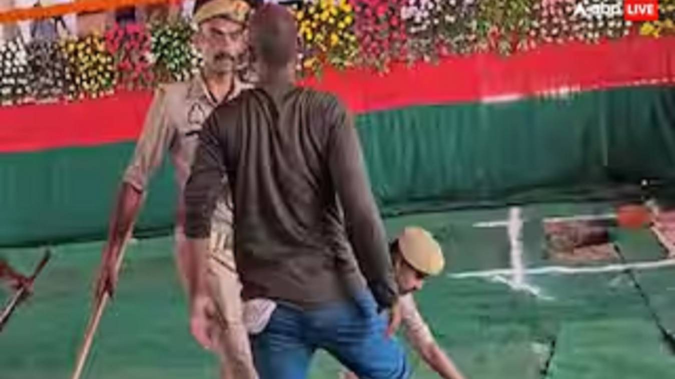  आजमगढ़ में अखिलेश यादव की सुरक्षा में चूक, सिक्योरिटी तोड़ कर मंच पर पहुंचा युवक,  पुलिस ने दबोचा