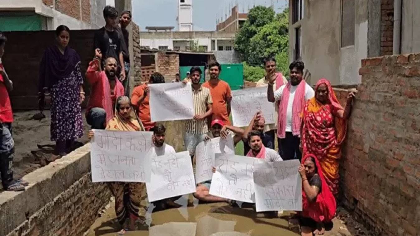 पब्लिक बोली - विकास नहीं, घोटाला है : सीर गोवर्धन की जनता ने सीवर के गंदे पानी में बैठकर जताया विरोध