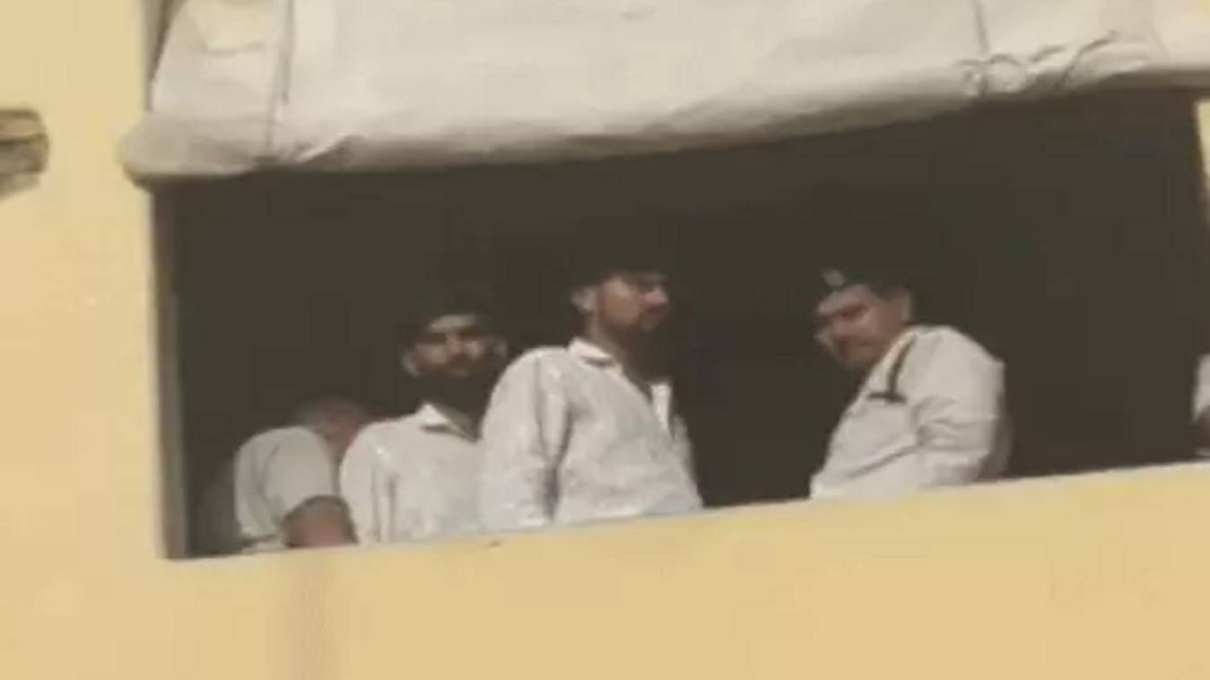 बीएचयू में निष्कासन वापसी की मांग करने पहुंचे छात्र से नोकझोंक, प्राक्टोरियल बोर्ड ने रोका, केन्द्रीय कार्यालय के बाहर किया विरोध