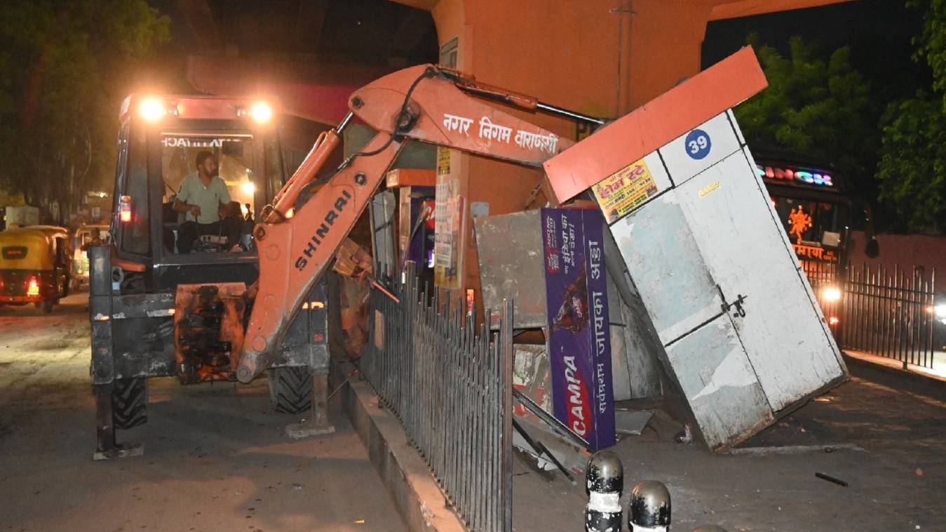 बनारस के नाइट मार्केट पर गरजा बुलडोजर, 50 अवैध दुकानें ढहाईं, 150 पर आधी रात तक कार्रवाई जारी
