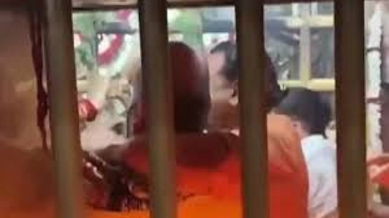 मां विंध्यवासिनी के गर्भगृह में पुजारी से मारपीट, मां के श्रंगार और पूजा में डाली बाधा, तीन पंडों और अज्ञात के खिलाफ मुकदमा दर्ज