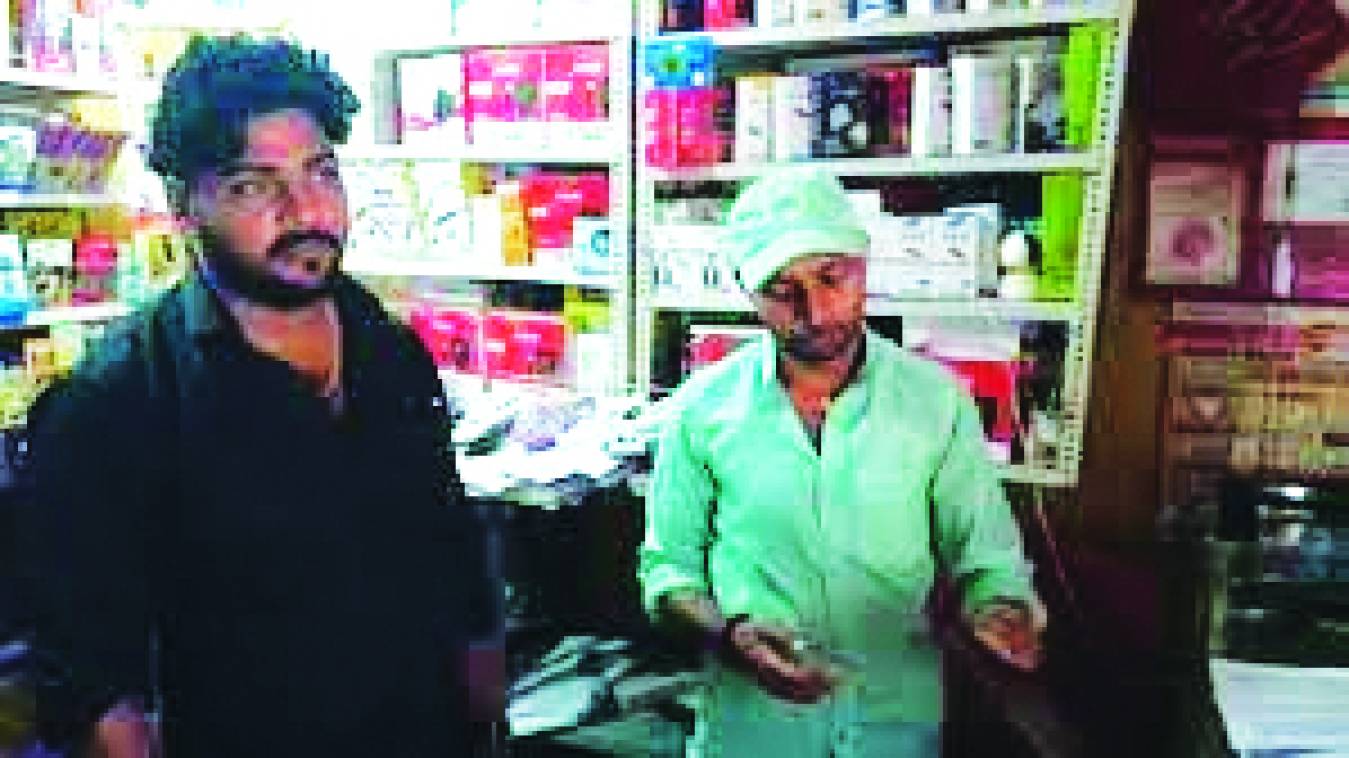 मोबाइल की दुकान का ताला तोड़कर पांच लाख उड़ा ले गए चोर, सीसीटीवी की मदद से जांच शुरू