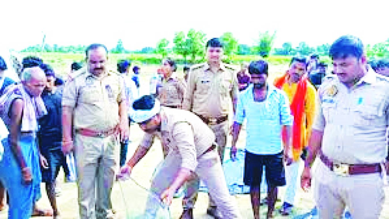 महिला दो बच्चों समेत नदी में कूदी, मौत.... जानिए क्या थी वजह