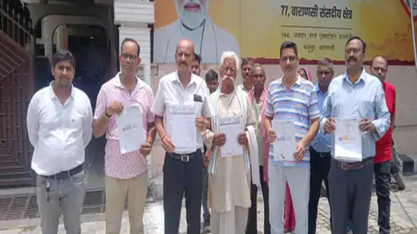 Varanasi:  रामनगर में सड़क चौड़ीकरण पर हुआ विवाद, PM जनसंपर्क कार्यालय पहुंचकर दिया ज्ञापन