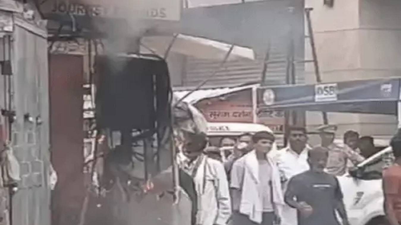  काशी विश्वनाथ मंदिर गेट पर बिजली पैनल में लगी आग, बड़ी दुर्घटना होते-होते टली, 1 घंटे तक कटी रही बिजली