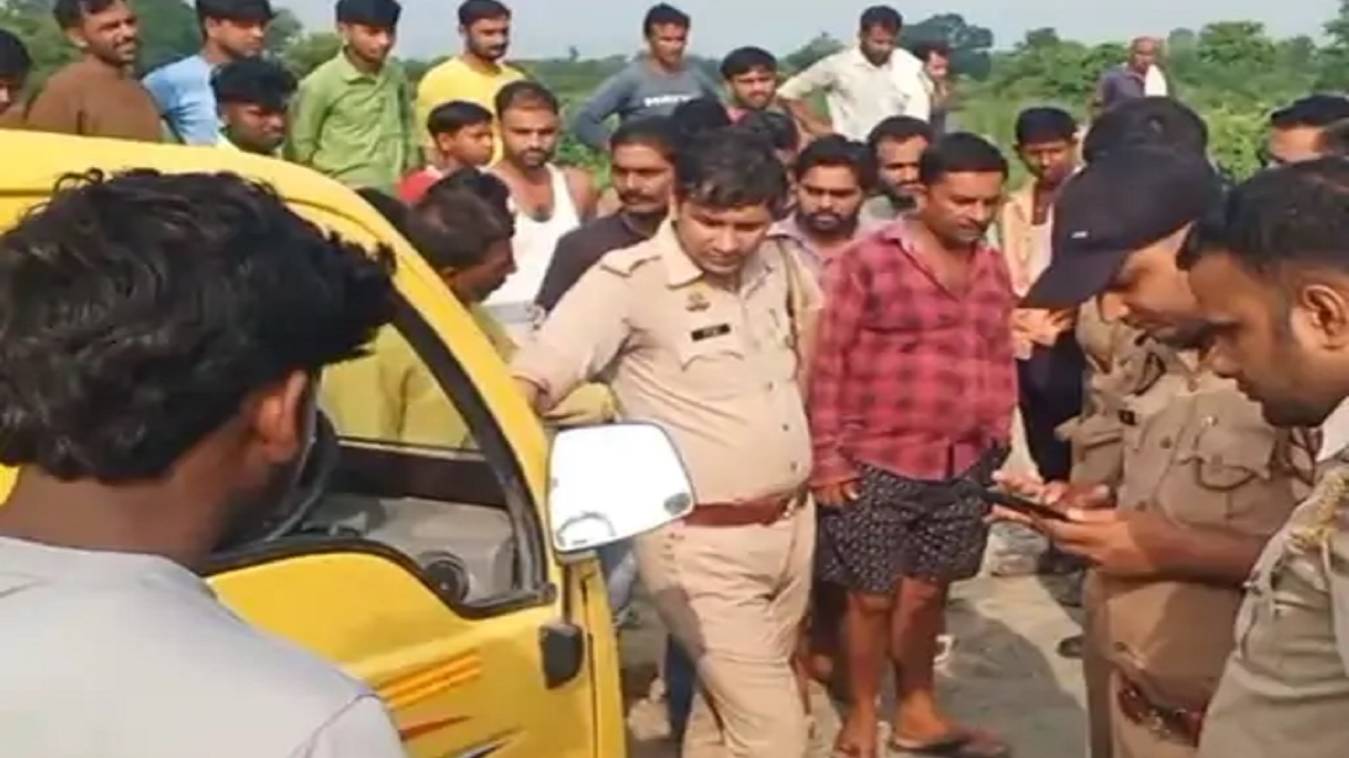 मैनपुरी में बच्चों से भरी स्कूल वैन पलटी, 6 बच्चे घायल:3 की हालत गंभीर, ग्रामीणों ने शीशे तोड़कर निकाला