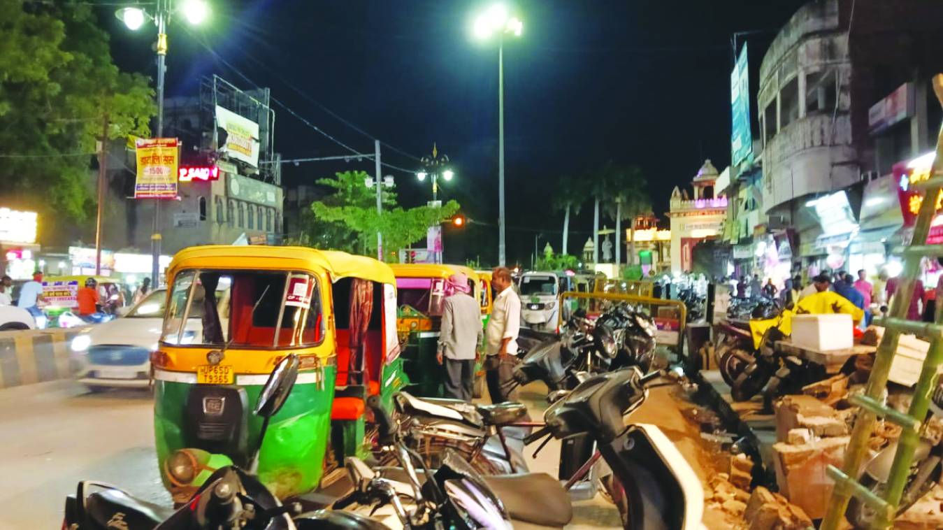 पुलिस ही है रखवाला ! लंका में अवैध स्टैंड का बोलबाला 