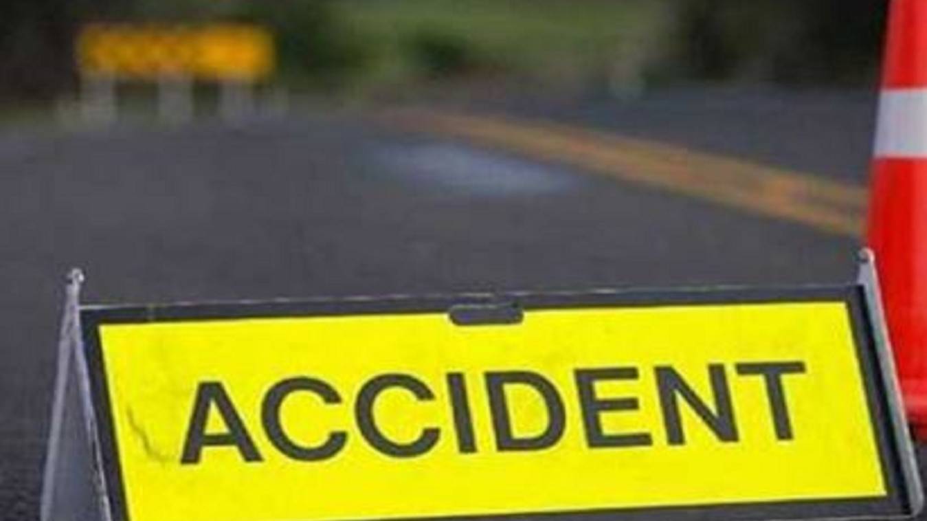 वाराणसी में डिवाइडर से टकराई बाइक, दो किशोरों की मौत, तीसरा घायल, परिजनों में मचा कोहराम