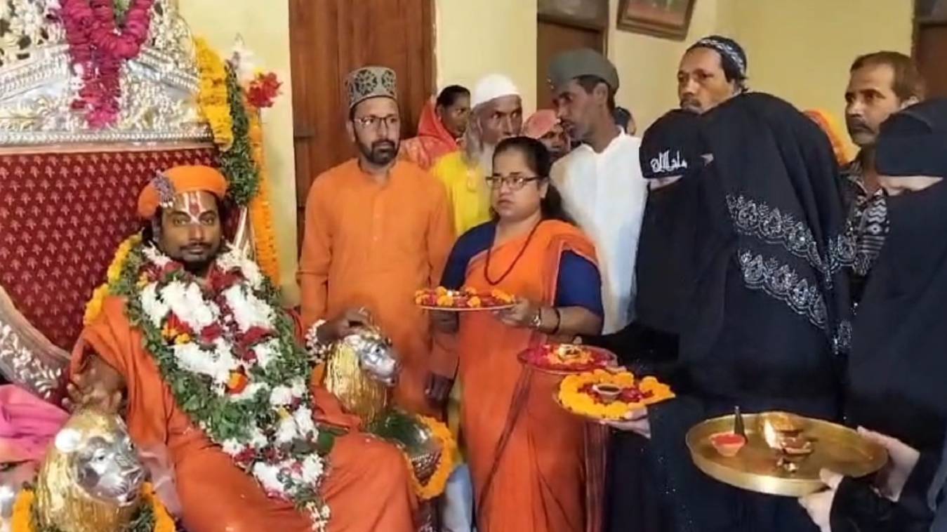 गुरु पूर्णिमा पर मुस्लिम महिलाओं ने बाबा बालकदास की आरती उतारी, मठ-मंदिरों और आश्रम पहुंचे श्रद्धालु, कीनाराम आश्रम में 1 किमी लंबी लाइन