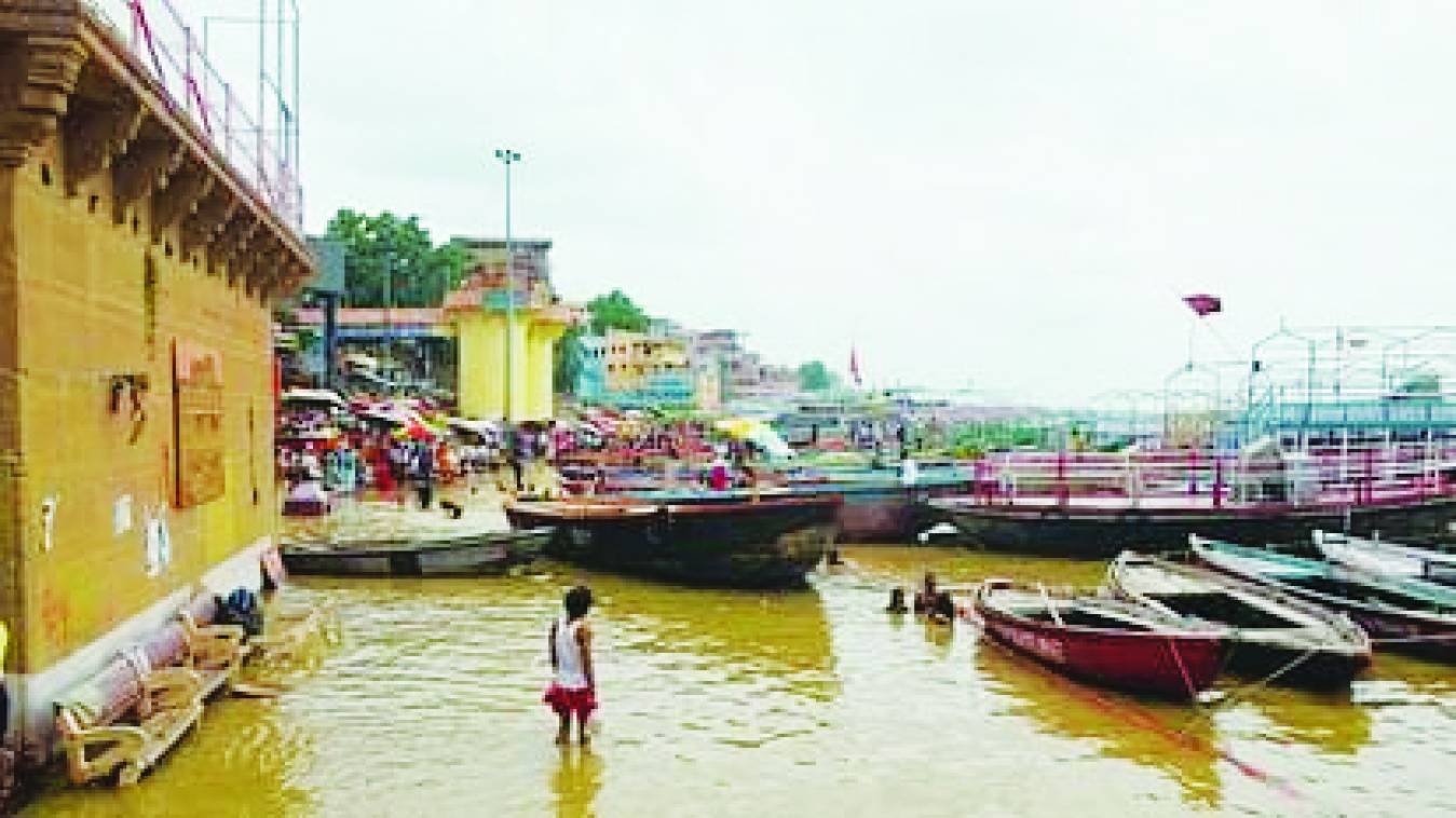 बाढ के बीच नौका संचालन का बदला समय