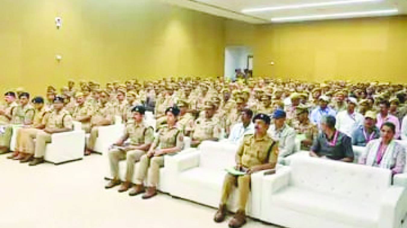 विश्वनाथ धाम में श्रद्धालुओं को 'सर-मैडम' बोलेंगे पुलिसकर्मी