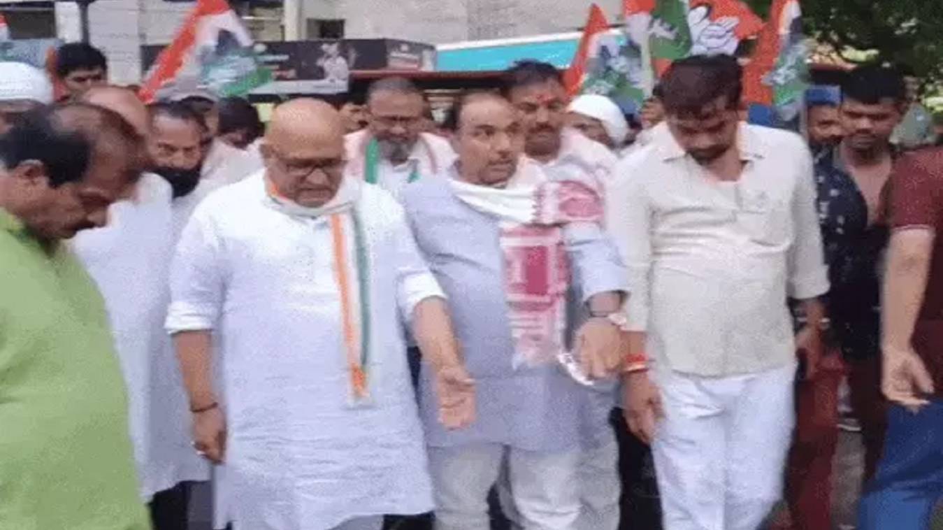 गड्ढे में उतरकर विकास खोजना पड़ा भारी, यूपी कांग्रेस समेत 60 कांग्रसियों पर केस 