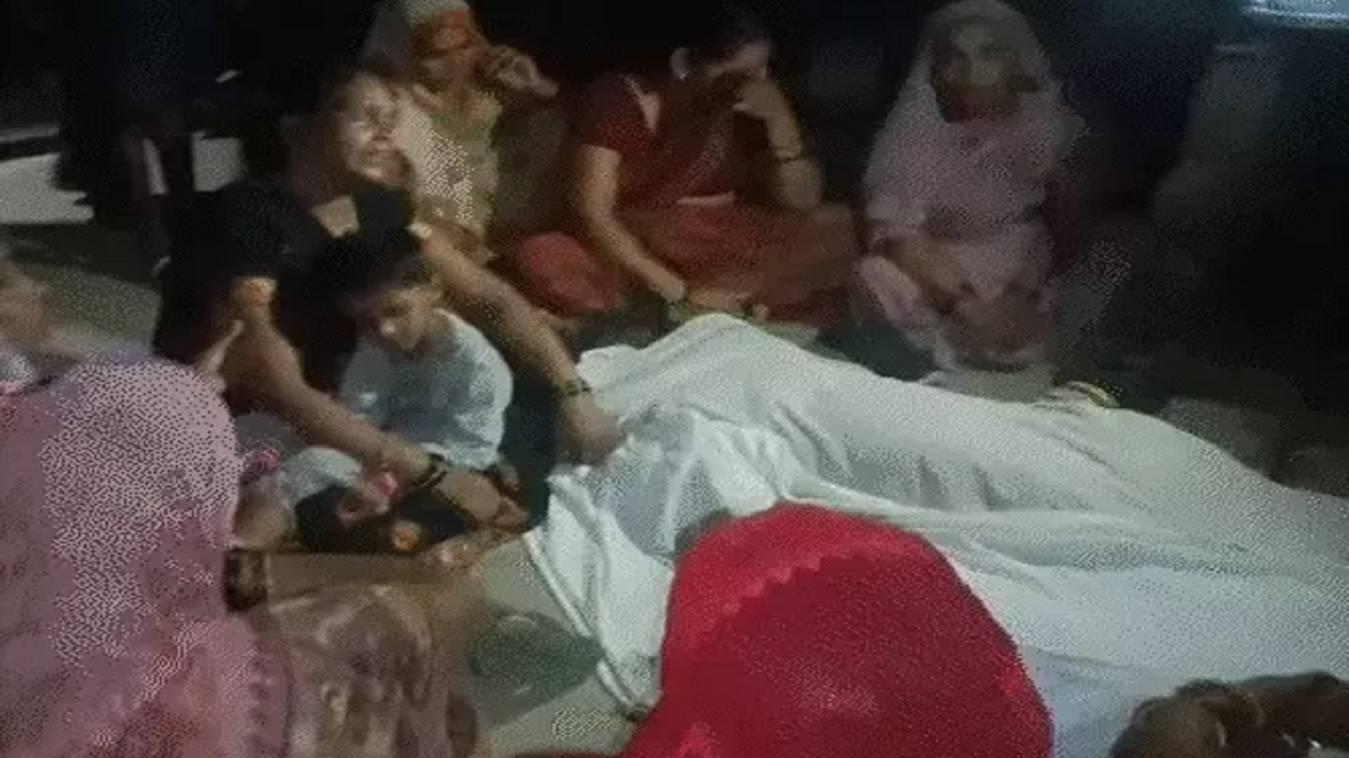 वाराणसी: हाईवे पर दर्दनाक हादसा, मर्चेंट नेवी अफसर की पत्नी-बेटी की मौत, 6 घंटे चक्काजाम