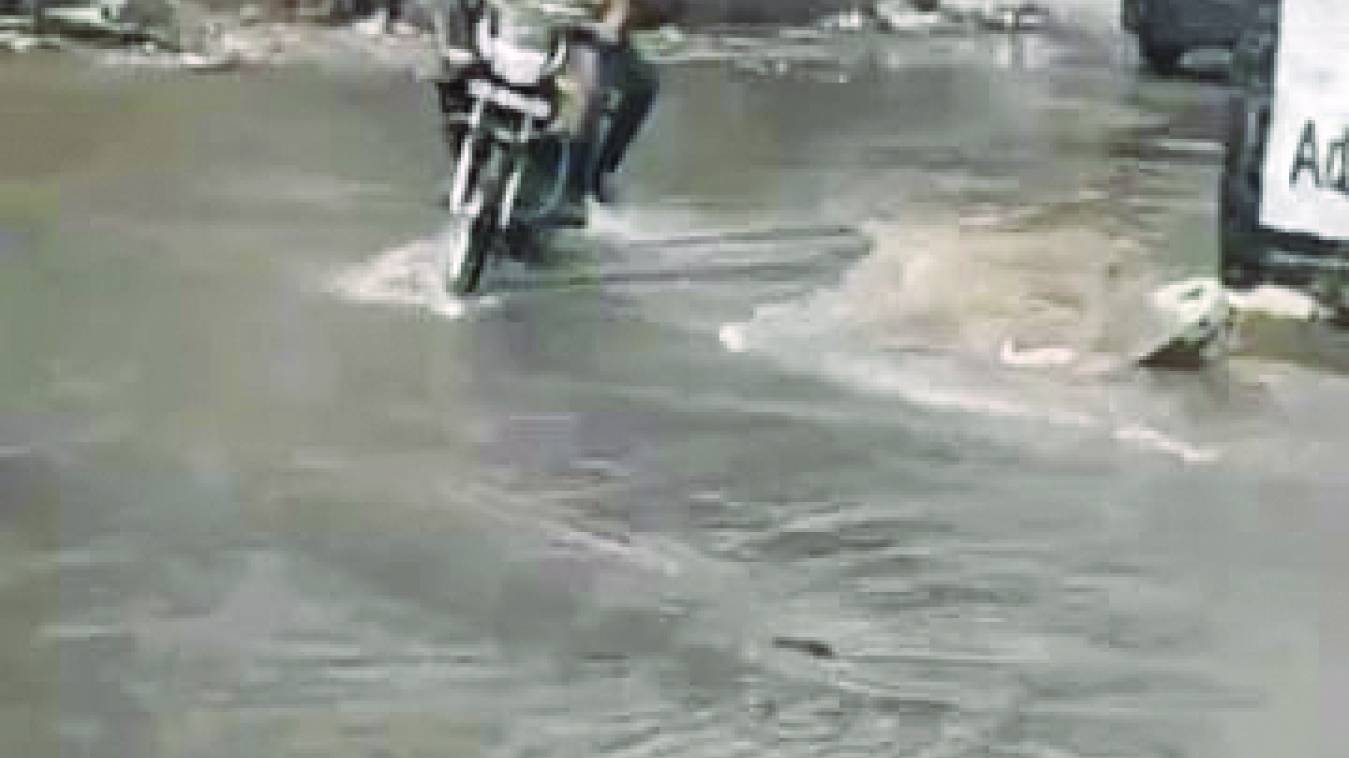 आरोप : बीएचयू और रेलवे की वजह से हो रहा जलभराव