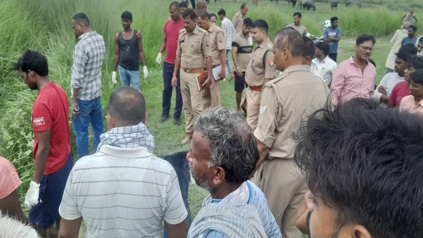 आजमगढ़ : गांगी नदी में अर्धनग्न मिला 37 साल की महिला का शव, हत्या की आशंका; पति फरार