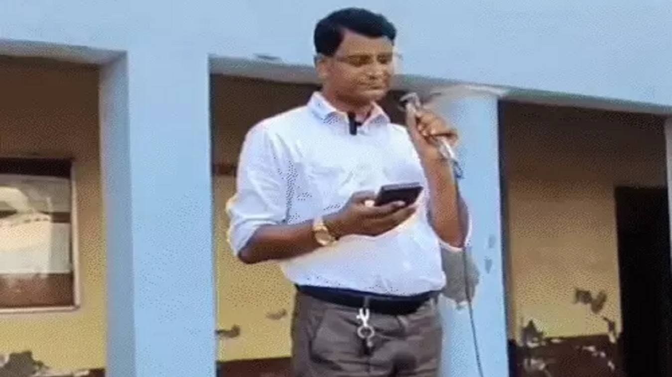 'कांवड़ लेने मत जाना...' गाने वाले शिक्षक पर FIR,  अखिलेश यादव का भाजपा पर तंज- क्या यही अमृतकाल