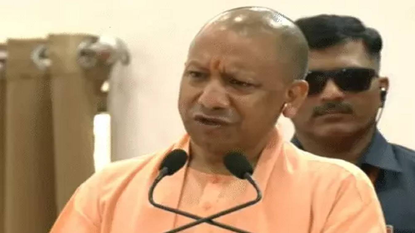 बनारस में गरजे योगी, बोले- लातों के भूत बातों से नहीं मानते 