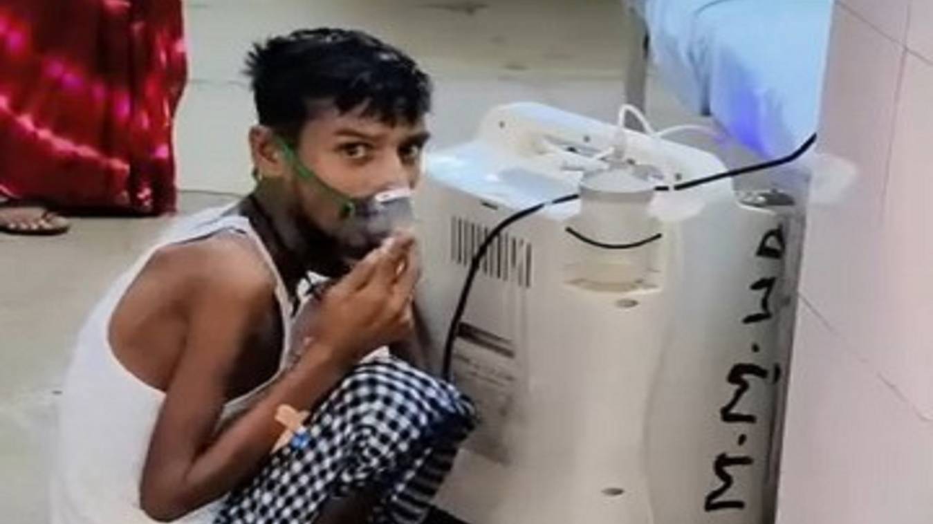 आजमगढ़ में जमीन पर बैठ खुद से ऑक्सीजन ले रहा मरीज...वीडियो वायरल
