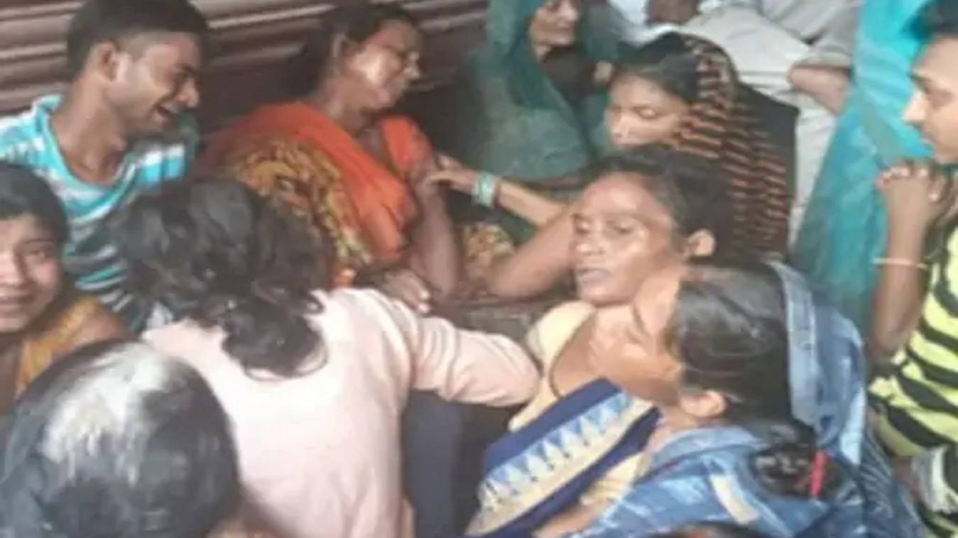 आजमगढ़ में एक दर्जी ने फंदे से लटककर दे दी जान, पुलिस को मिला सुसाइड नोट, लिखा-  मर्जी से मर रहे हैं, किसी को परेशान न करें...