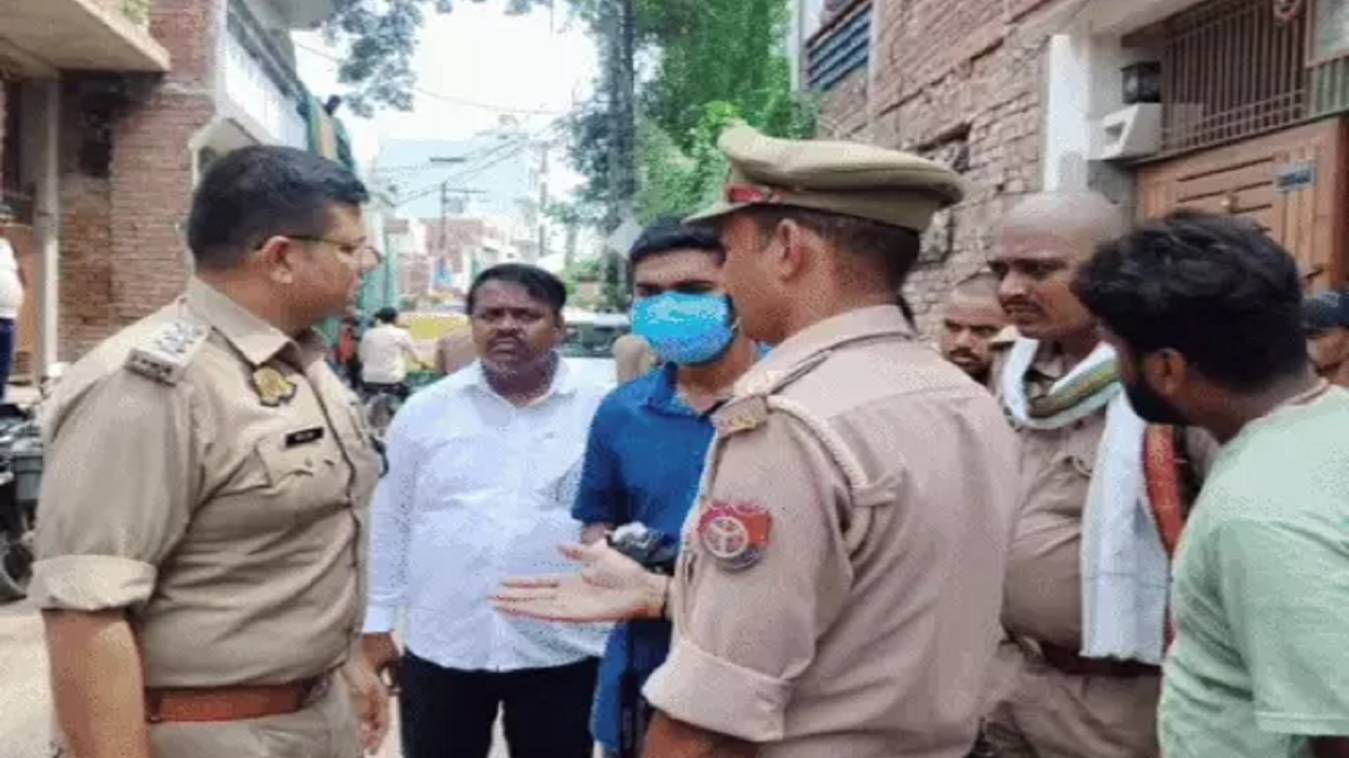 वाराणसी में युवक ने फांसी लगाकर की आत्महत्या, रस्सी के सहारे लटका मिला शव, मौके पर पहुंची पुलिस कर रही जांच, घर में मातम