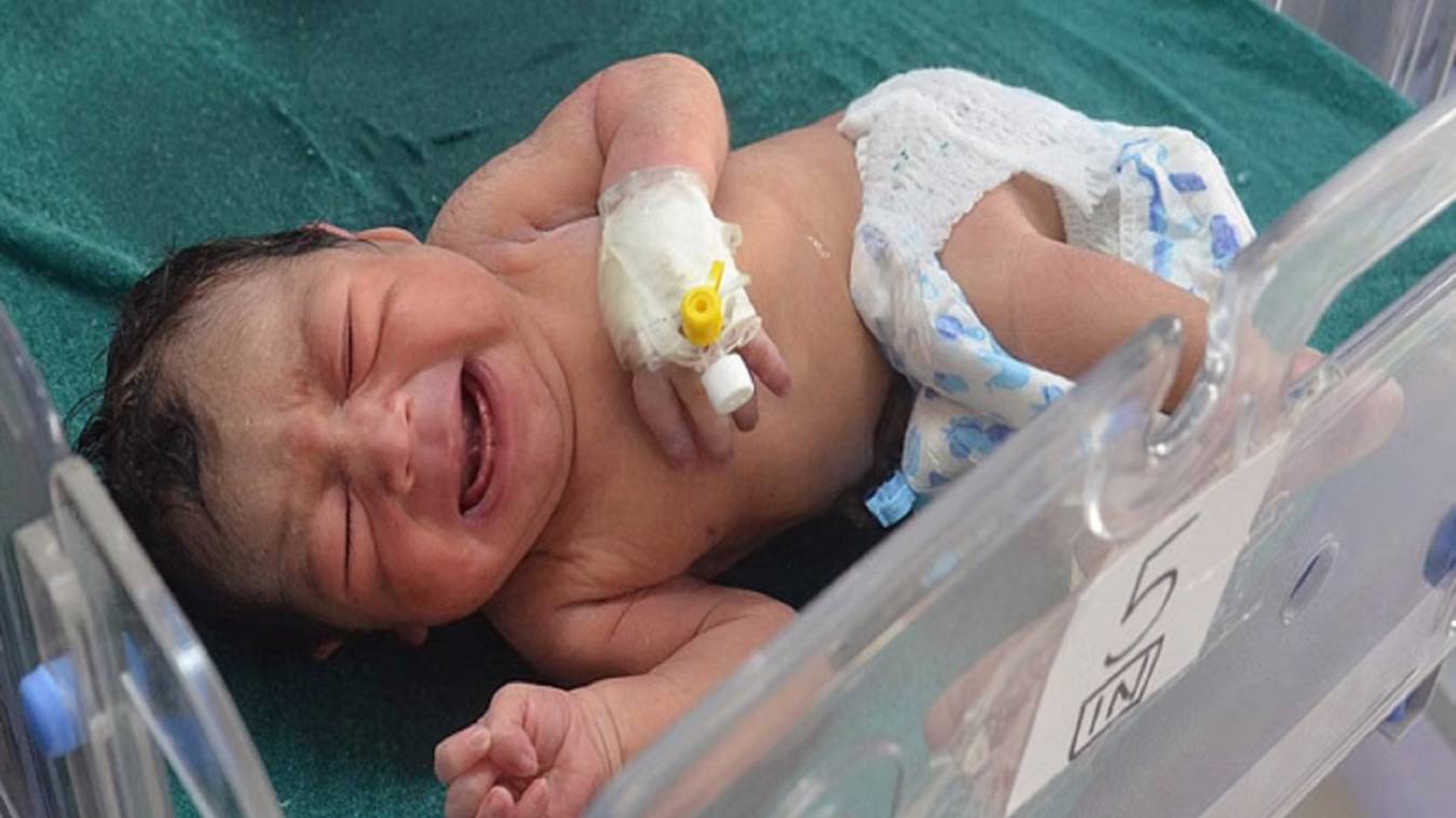 अलीगढ़ में नवजात के जाने पर फूट-फूट कर रो पड़ीं नर्सें, सड़क किनारे मिला था बच्चा, अब भेजा गया एडॉप्शन सेंटर