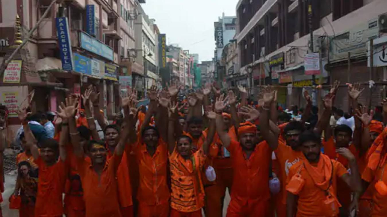 Sawan Shivratri 2025: सावन शिवरात्रि पर काशी विश्वनाथ धाम में पहुंचे लाखों श्रद्धालु, हेलिकॉप्टर से डीएम-कमिश्नर ने की पुष्प वर्षा